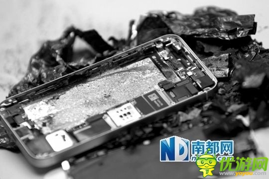 新買iPhone5S土豪金 開機自爆 電池燒成灰燼